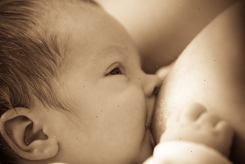 Amning. Bröstmjölk är den bästa näringen för spädbarn.