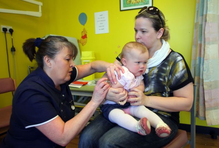 Normal immunisering schema för alla människor i Storbritannien. Mellan 12 och 13 månader.